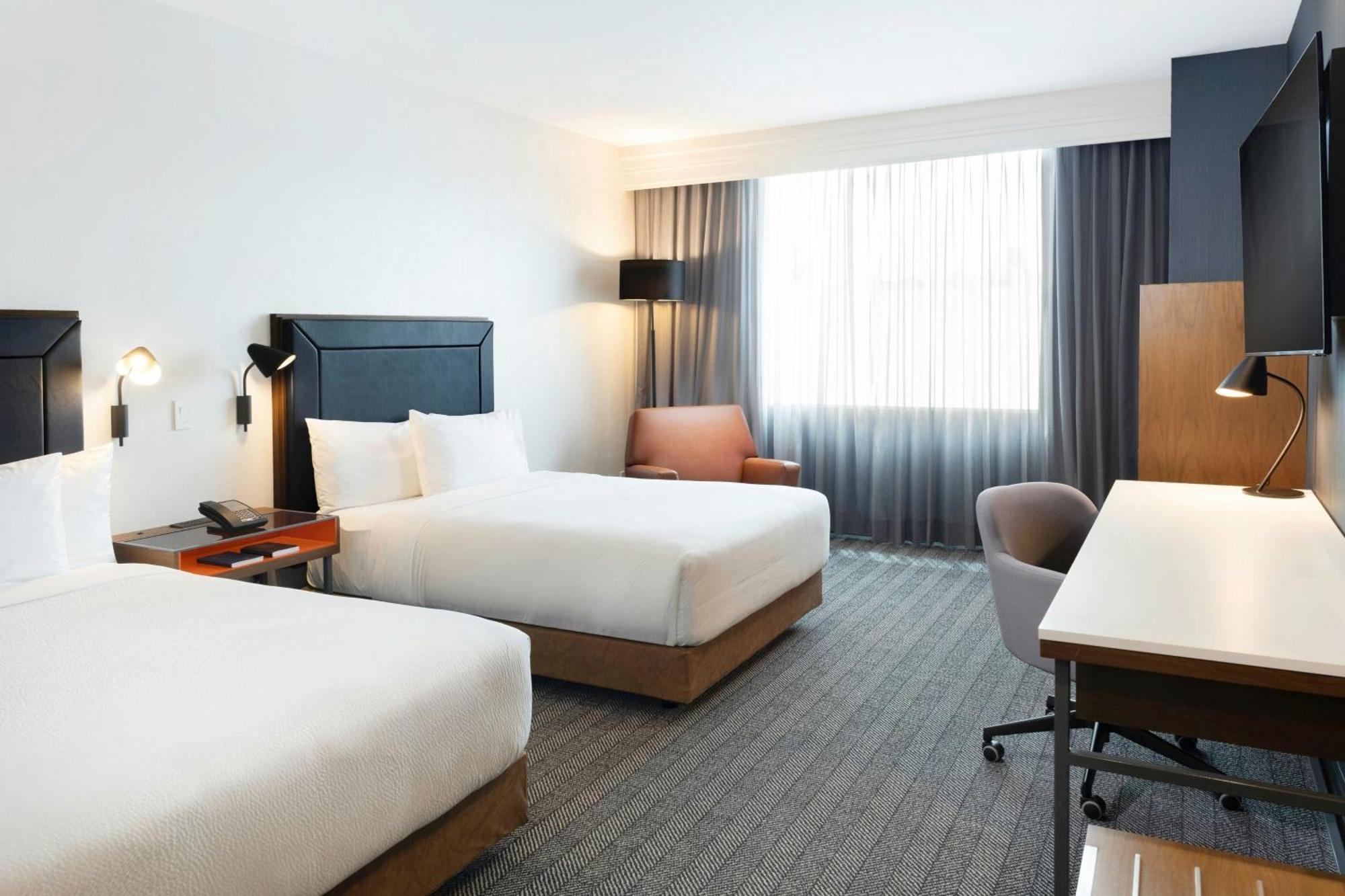 Courtyard By Marriott Airport Hotel