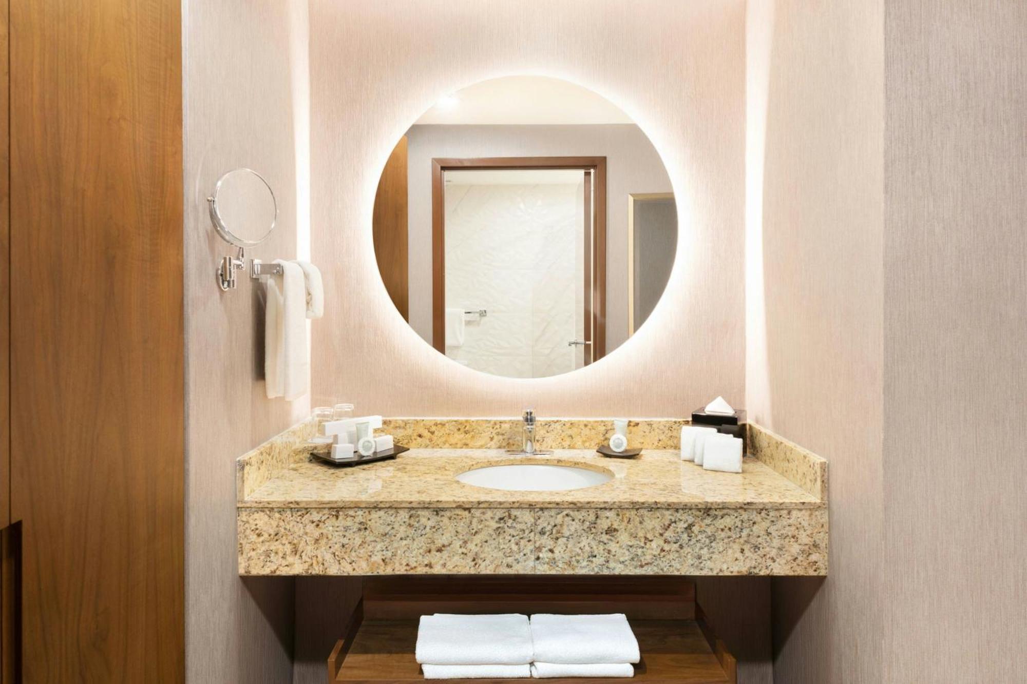 Hotel Courtyard By Marriott Airport
