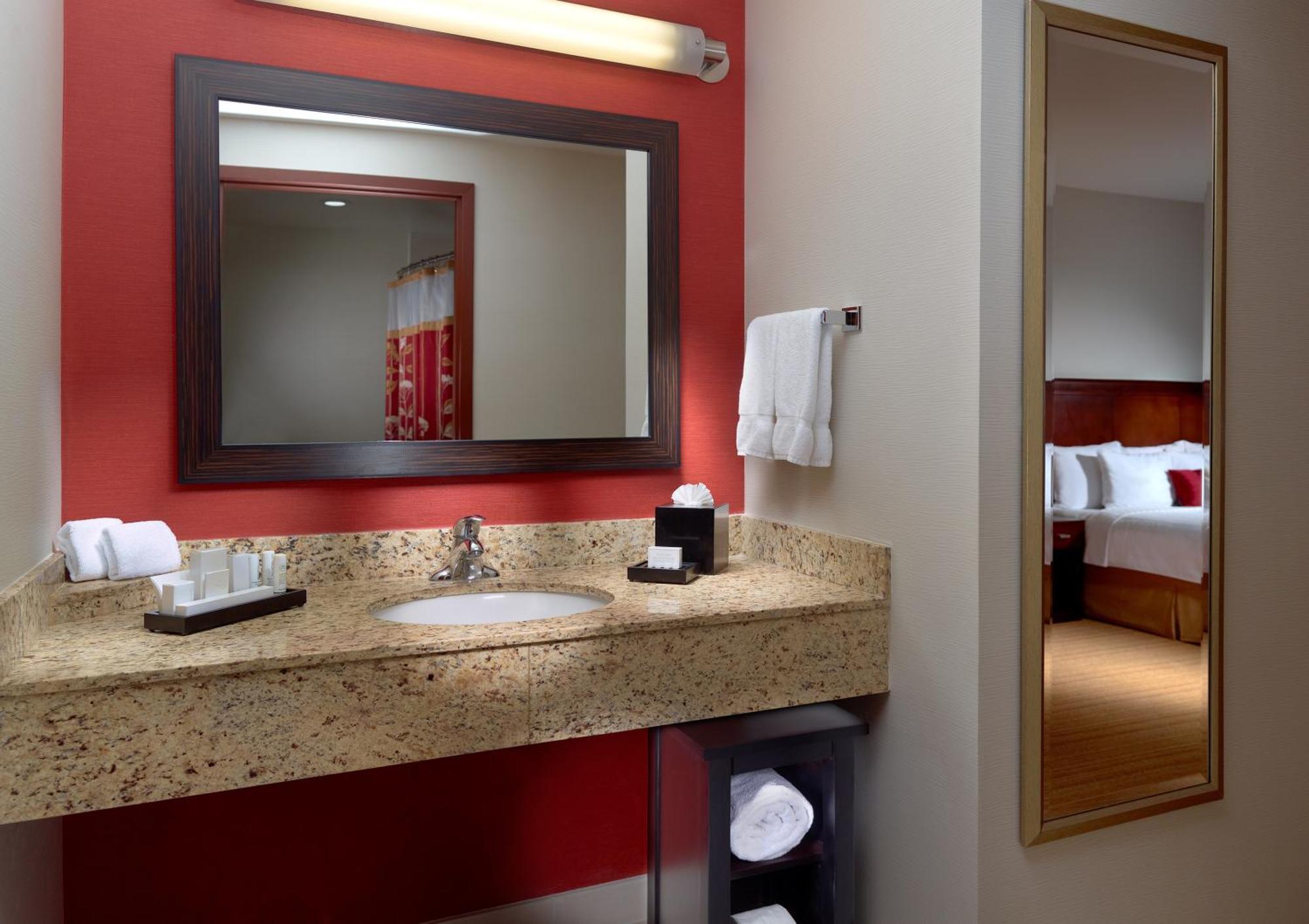 Courtyard By Marriott Airport