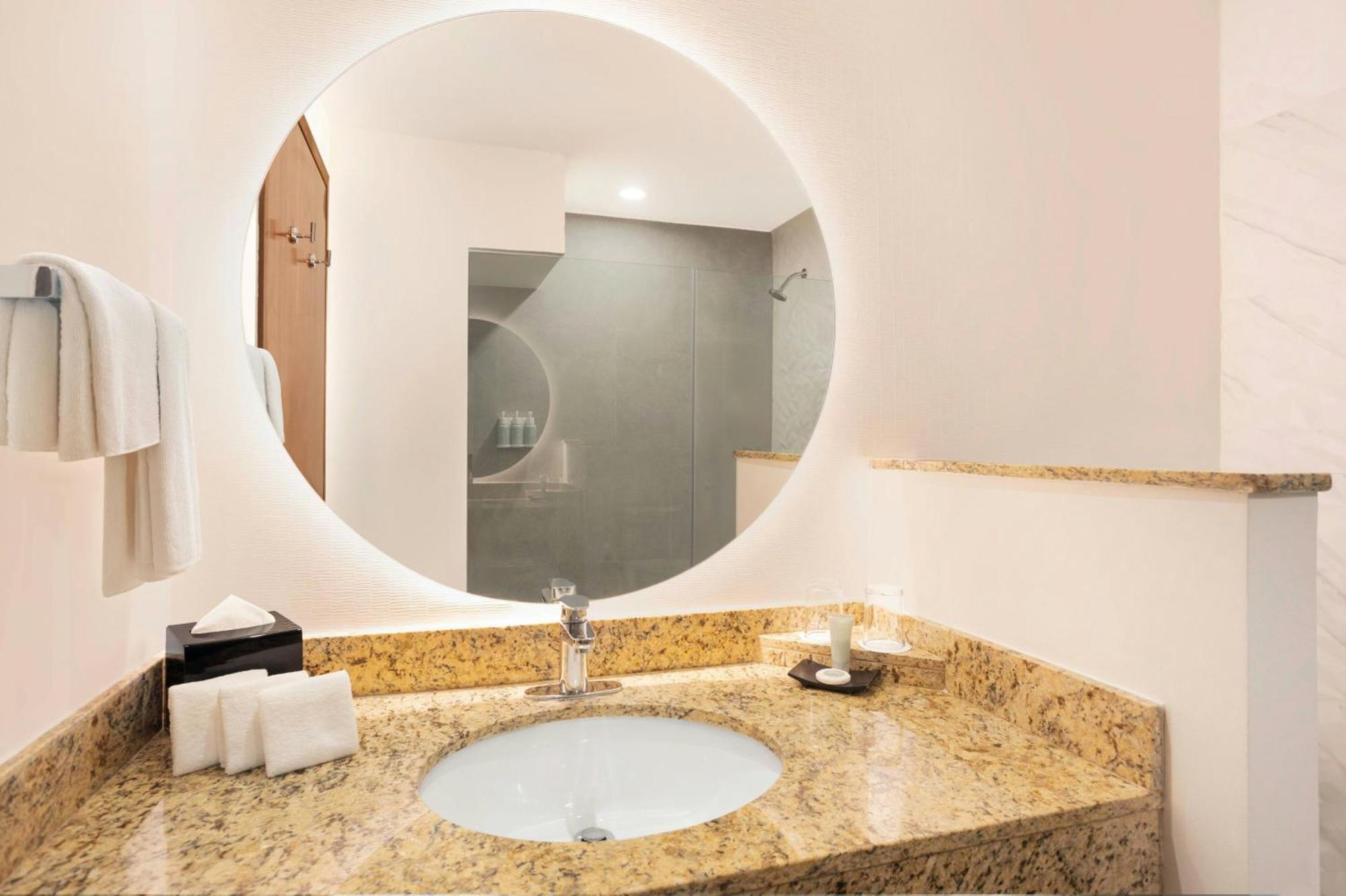 Courtyard By Marriott Airport Hotel